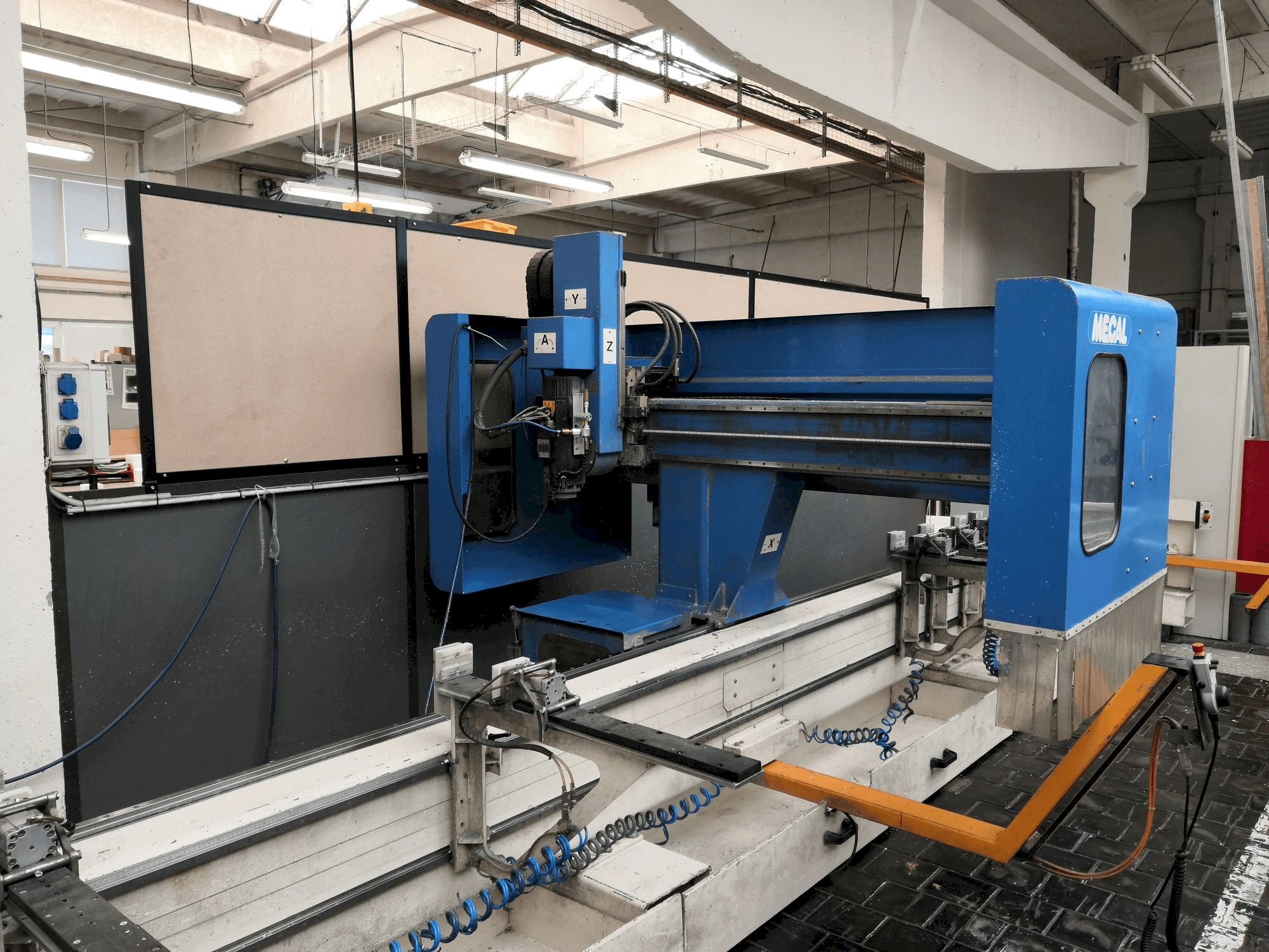 A MECAL MC 304 Pioneer 3 gép elölnézete