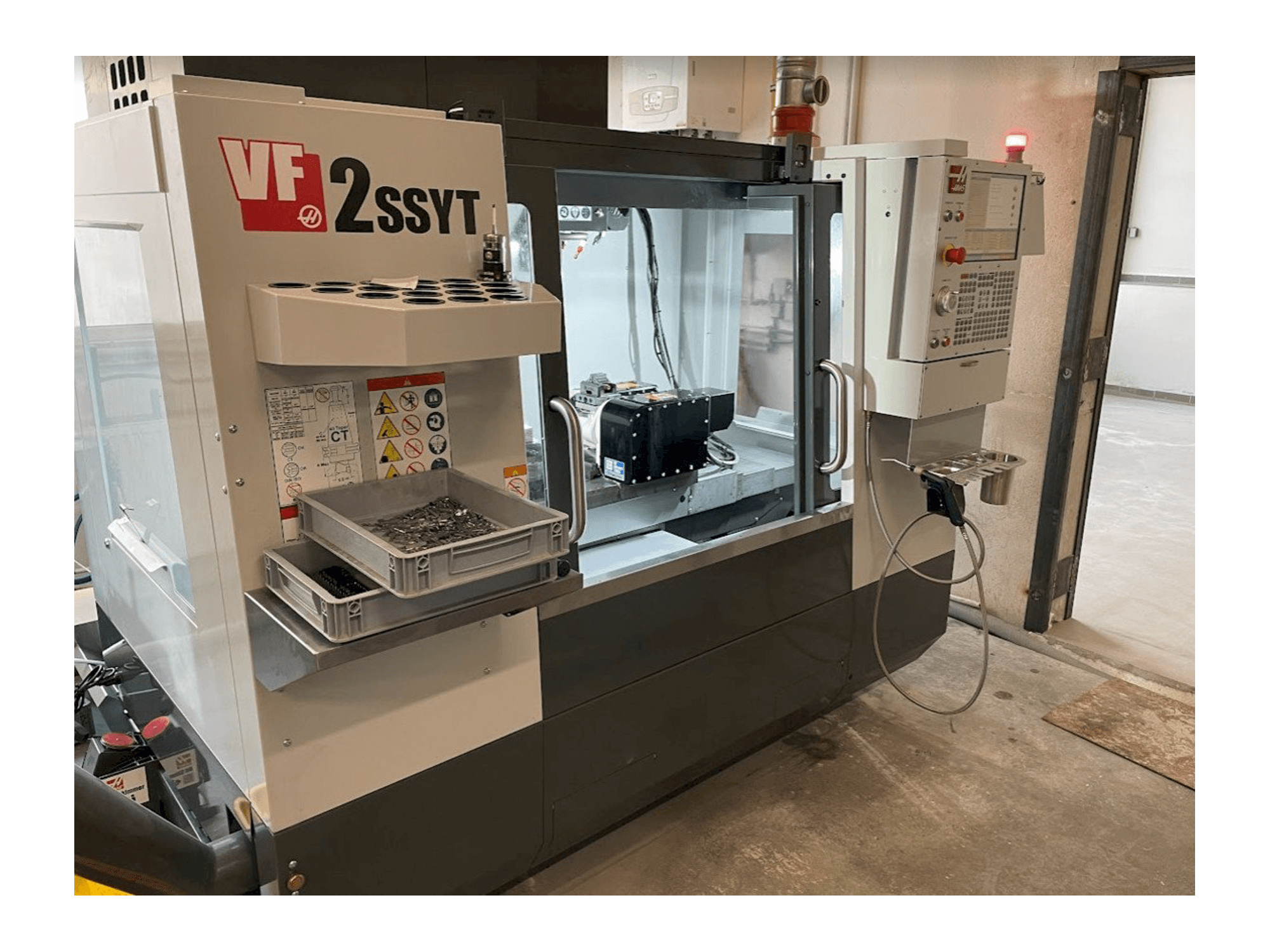 A HAAS VF-2SSYT gép elölnézete