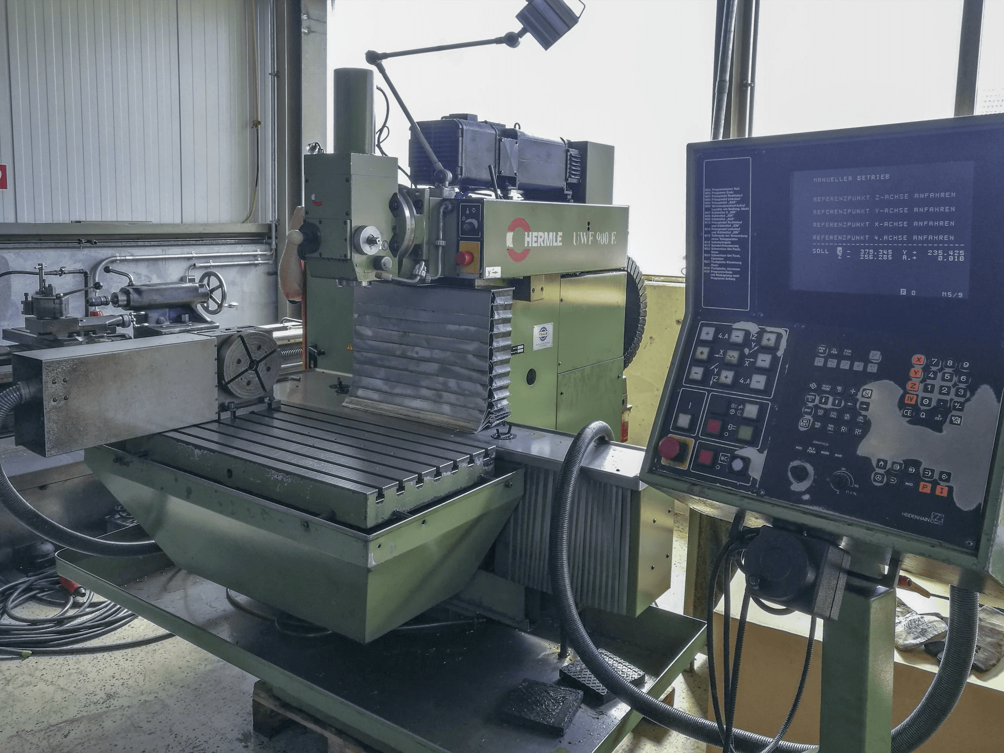 A HERMLE UWF 900 E gép jobb nézete