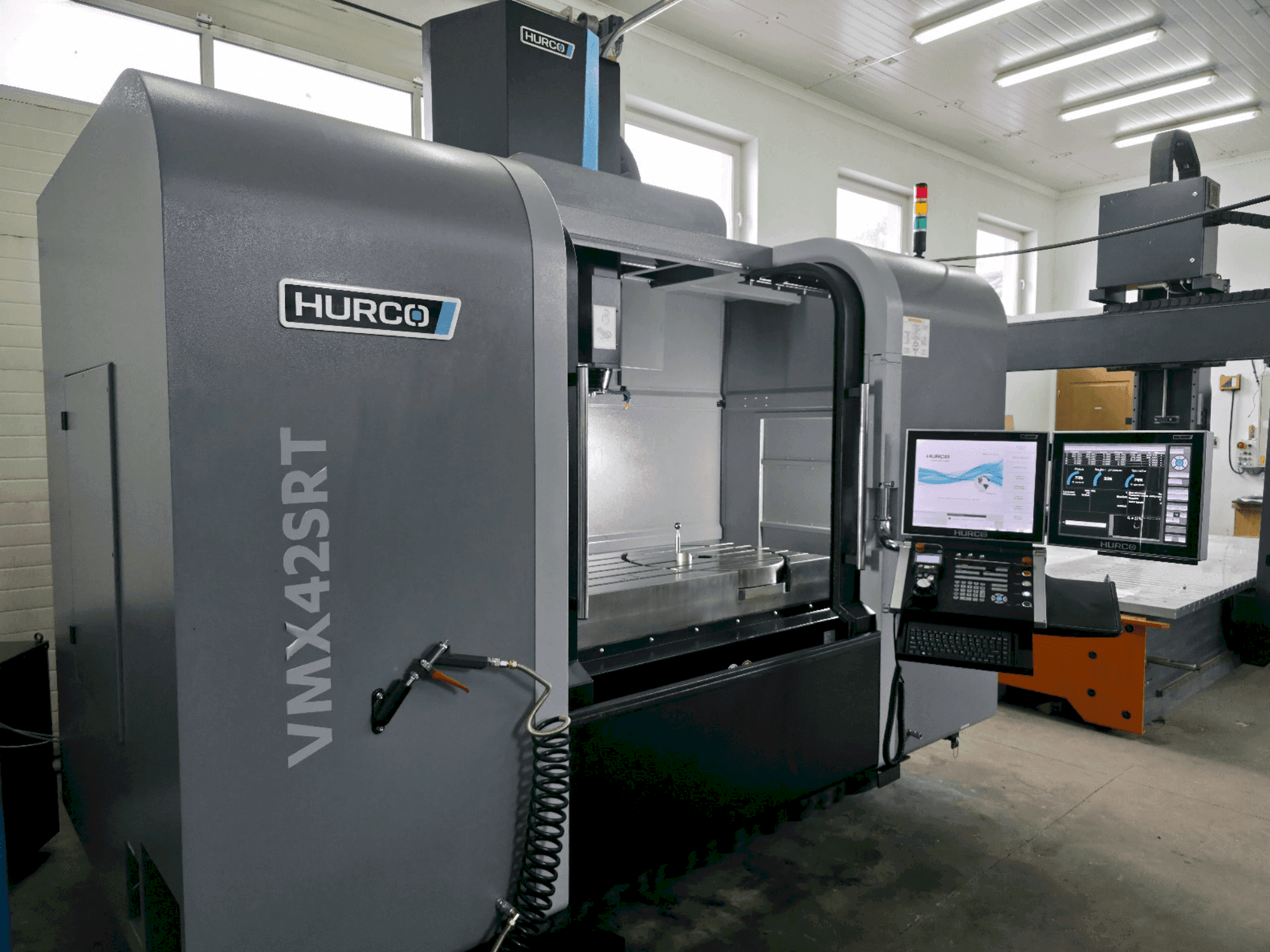 A Hurco VMX 42SRTi gép elölnézete