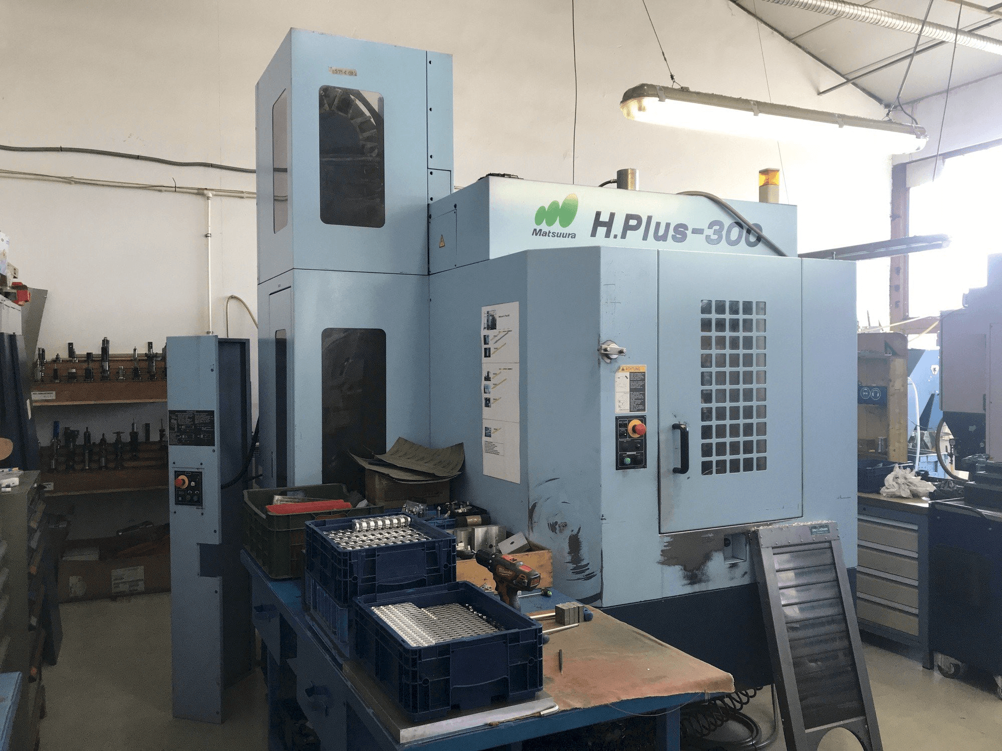 A Matsuura H.PLUS-300 gép elölnézete