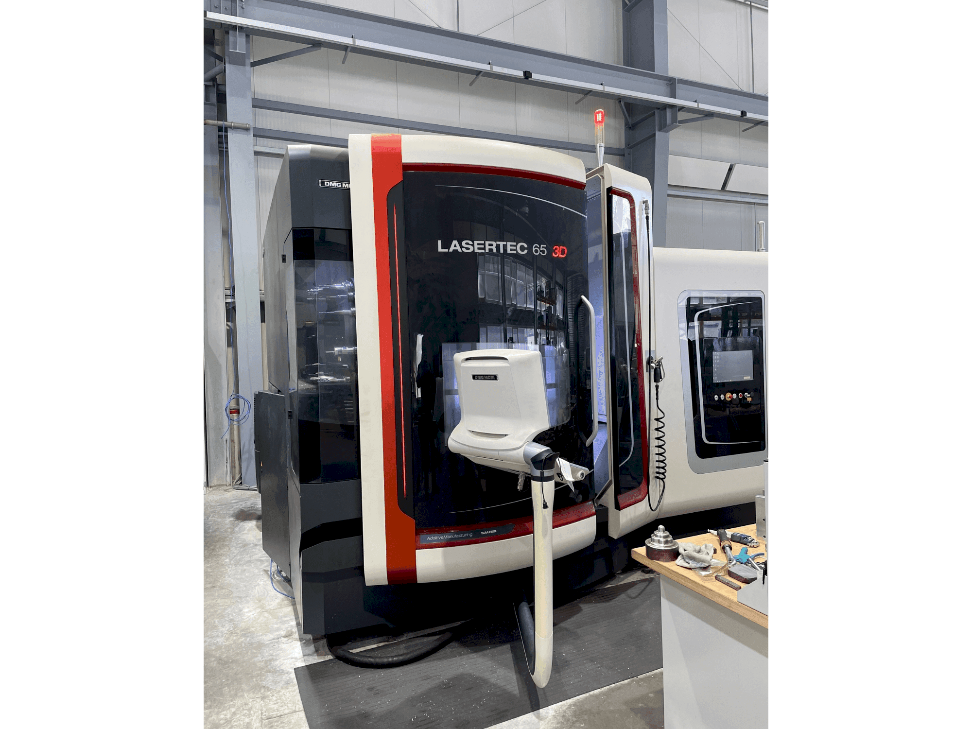 A DMG MORI LASERTEC 65 3D Hybrid gép elölnézete