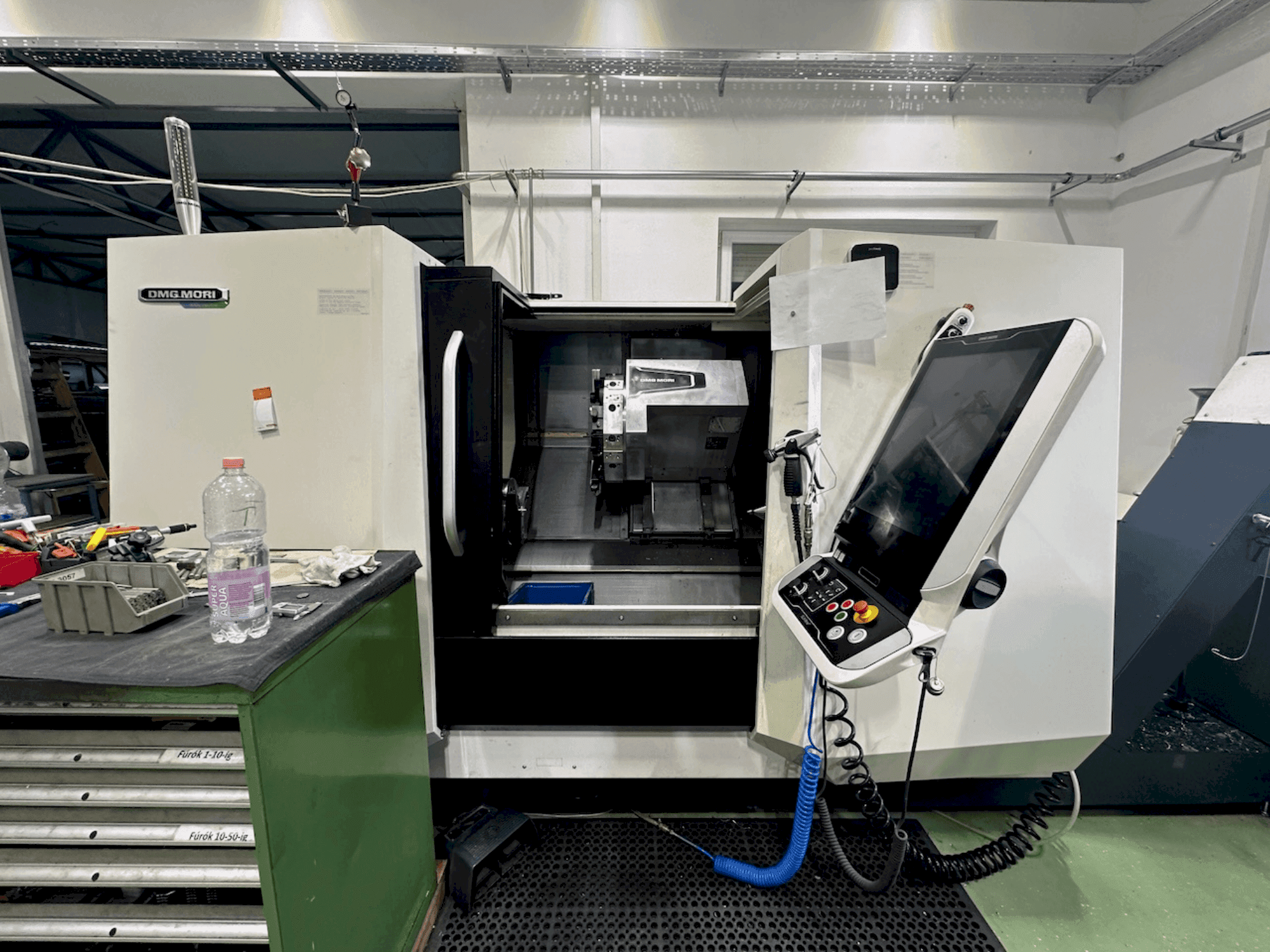 A DMG MORI CLX 450 V4 gép elölnézete