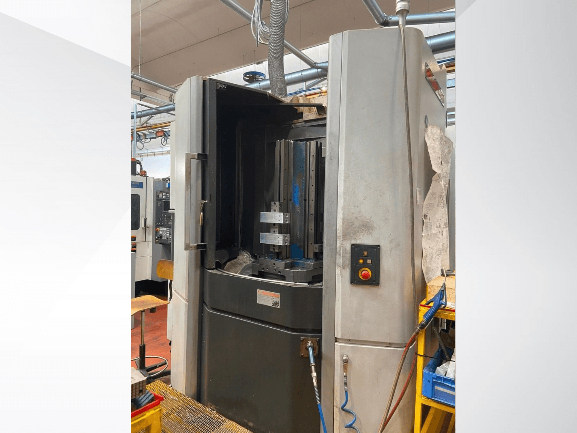 MORI SEIKI NHX 5000 vízszintes megmunkáló központ, elölnézet nyitott ajtóval, szerszámtartóval és vezérlőpanellel.