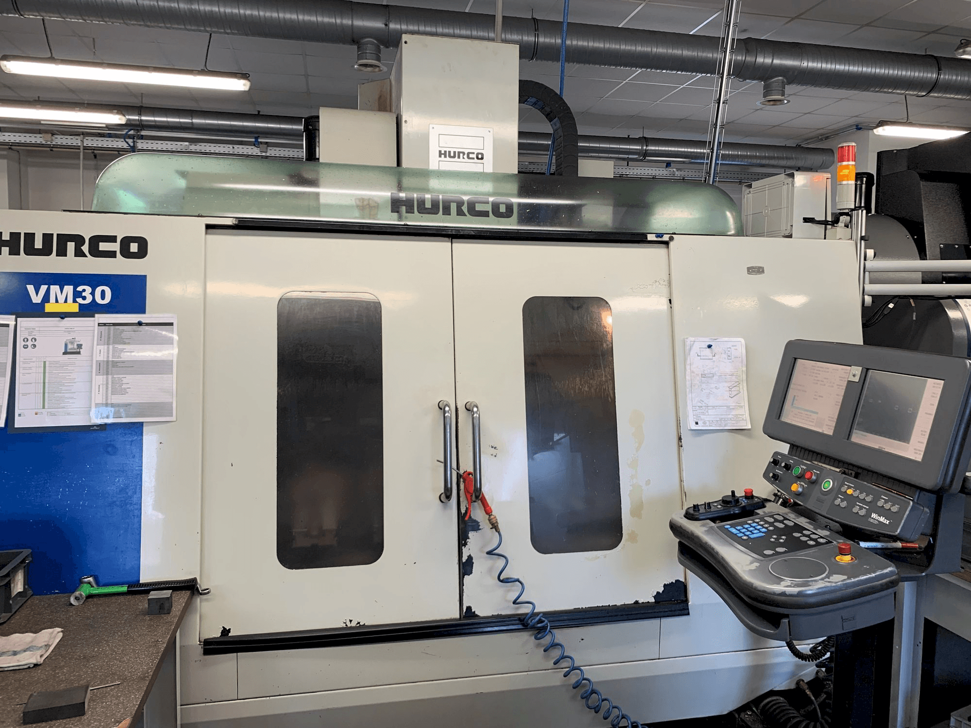 A Hurco VM30 gép elölnézete