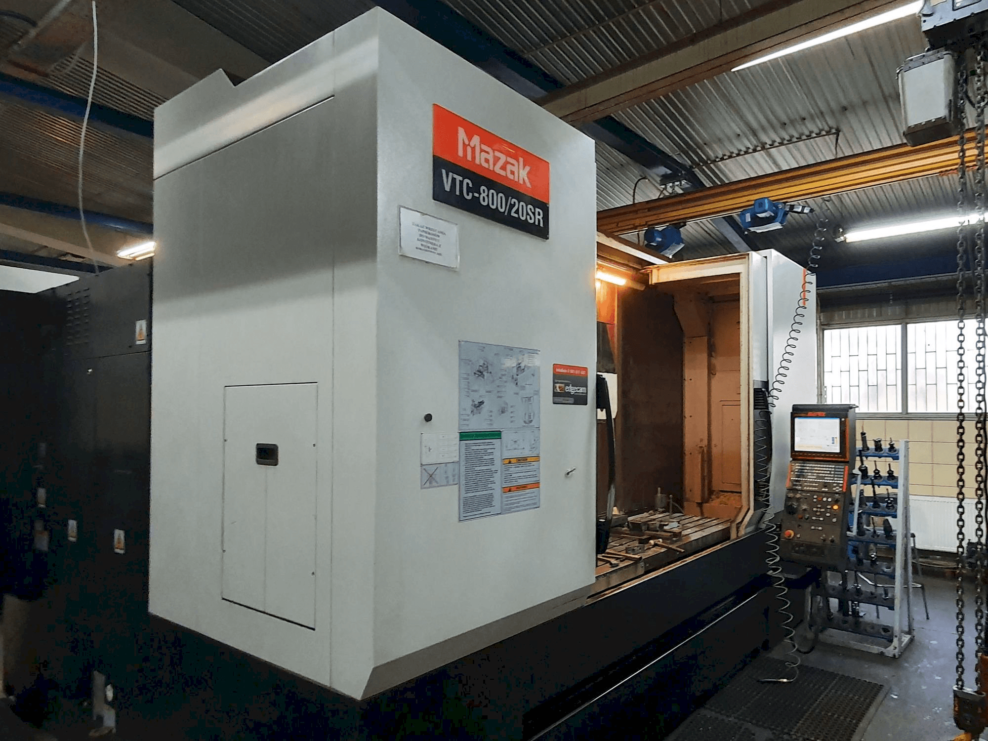 A Mazak VTC-800/20SR gép elölnézete