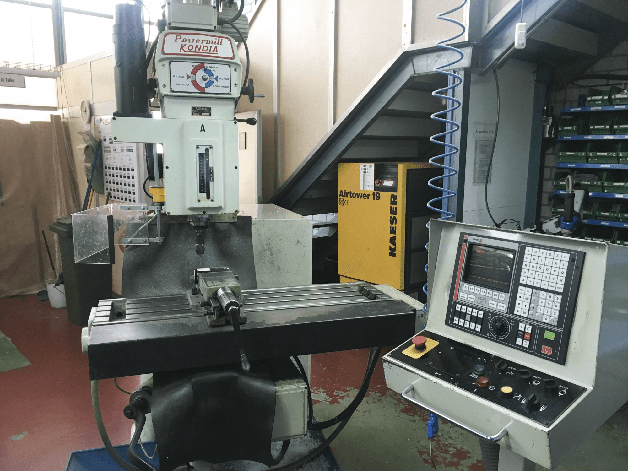 A KONDIA Powermill FV-1 CNC gép bal oldali nézete