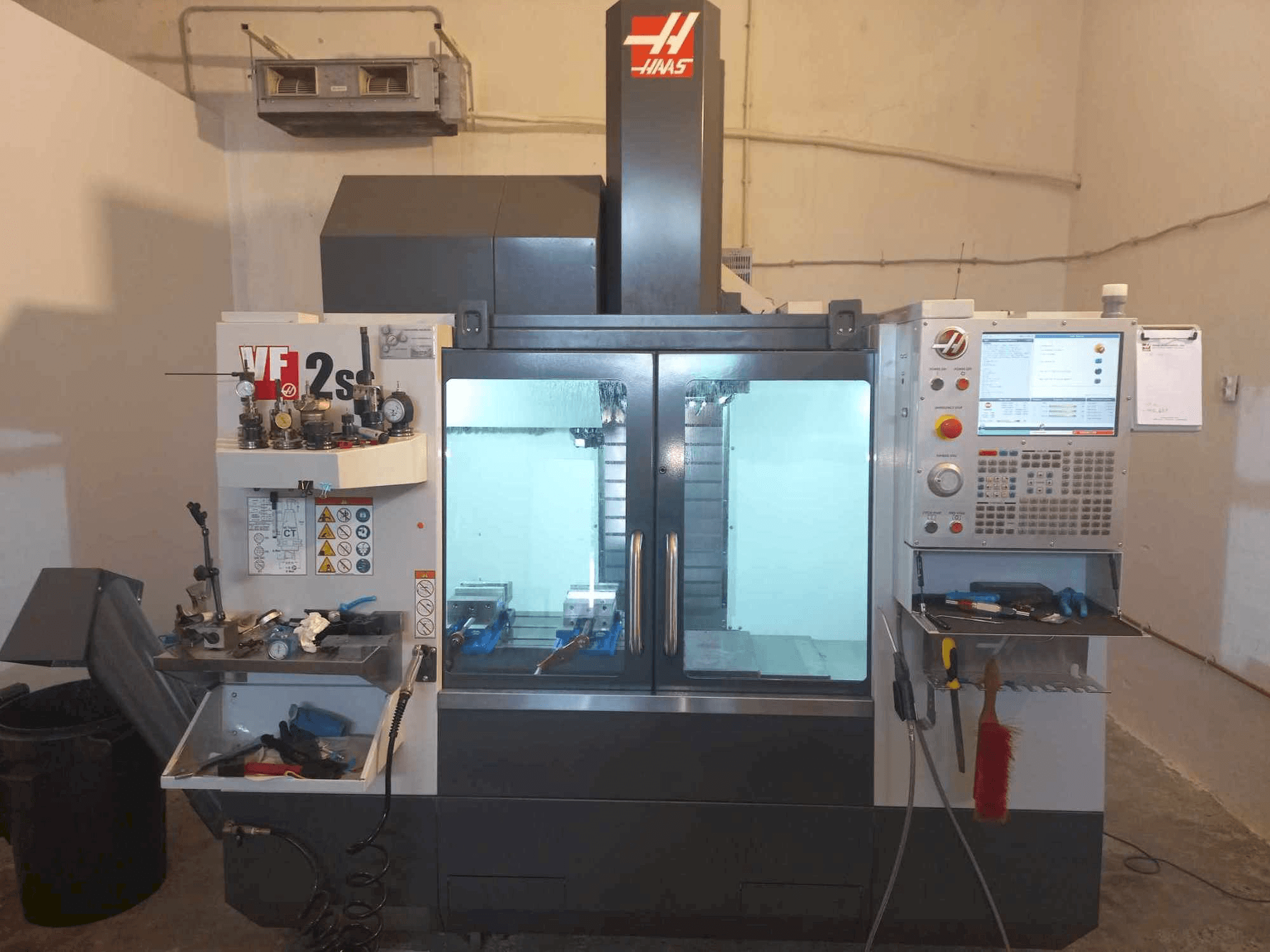A HAAS VF 2 SS gép elölnézete
