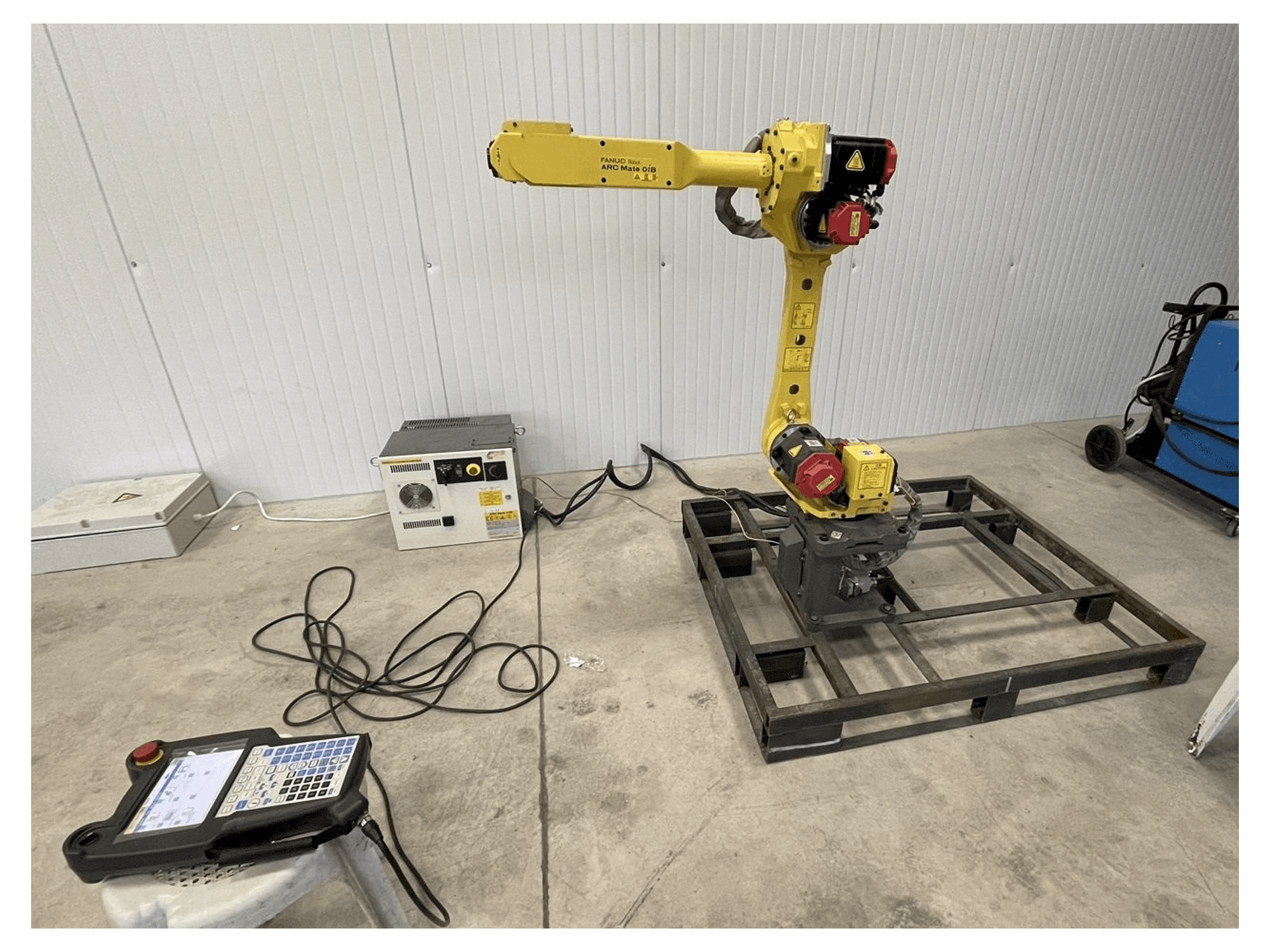 A FANUC Arc mate 0iB gép elölnézete