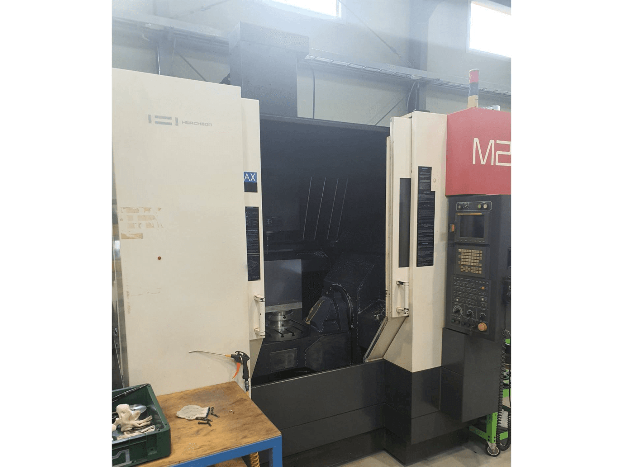 A HWACHEON M2 gép elölnézete