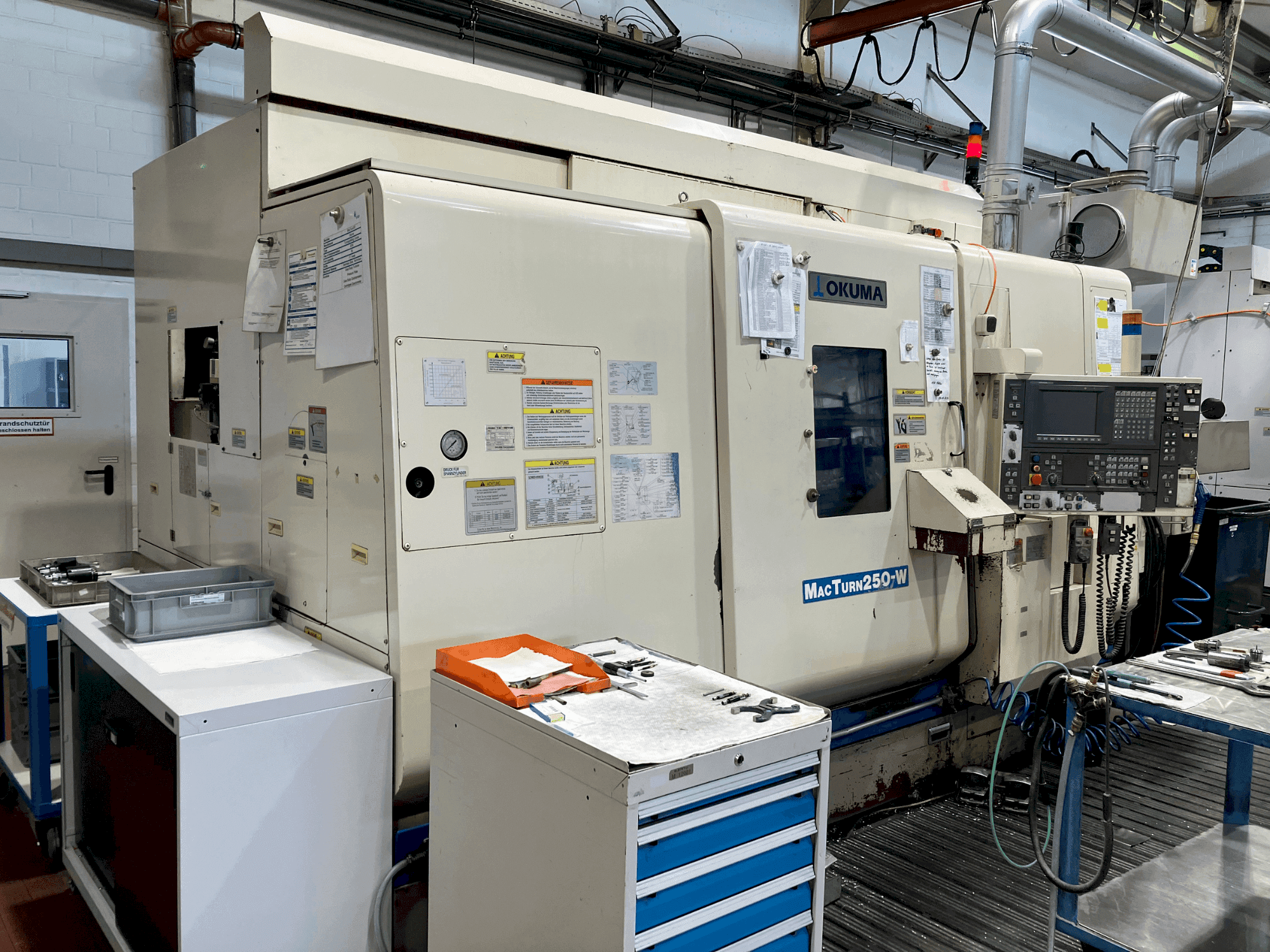 A Okuma MacTurn 250-W gép elölnézete