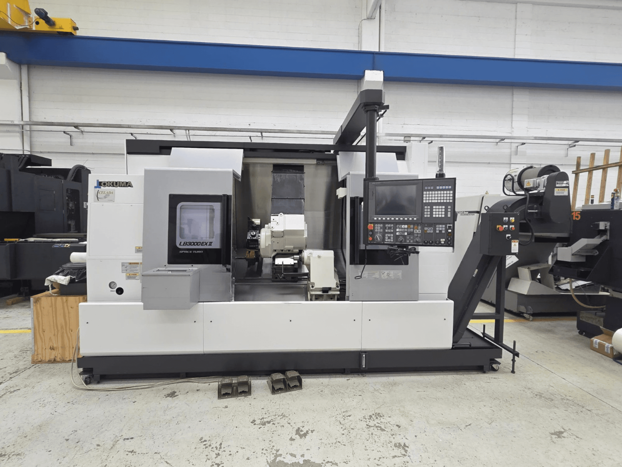Okuma LB 3000 EXII vízszintes esztergagép elölnézetből, vezérlőpanellel és szerszámtartóval.