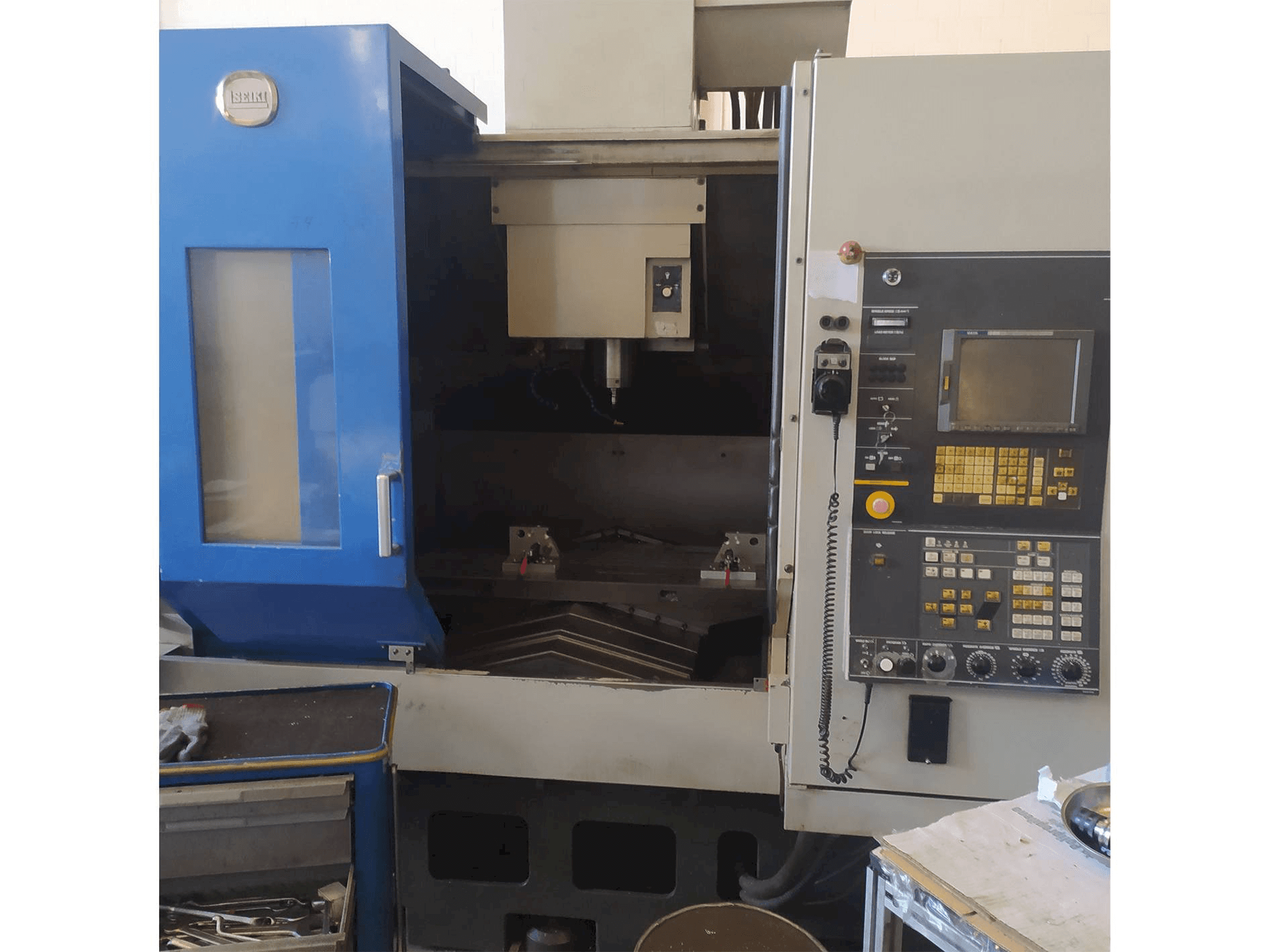 A HITACHI SEIKI VS50 gép elölnézete