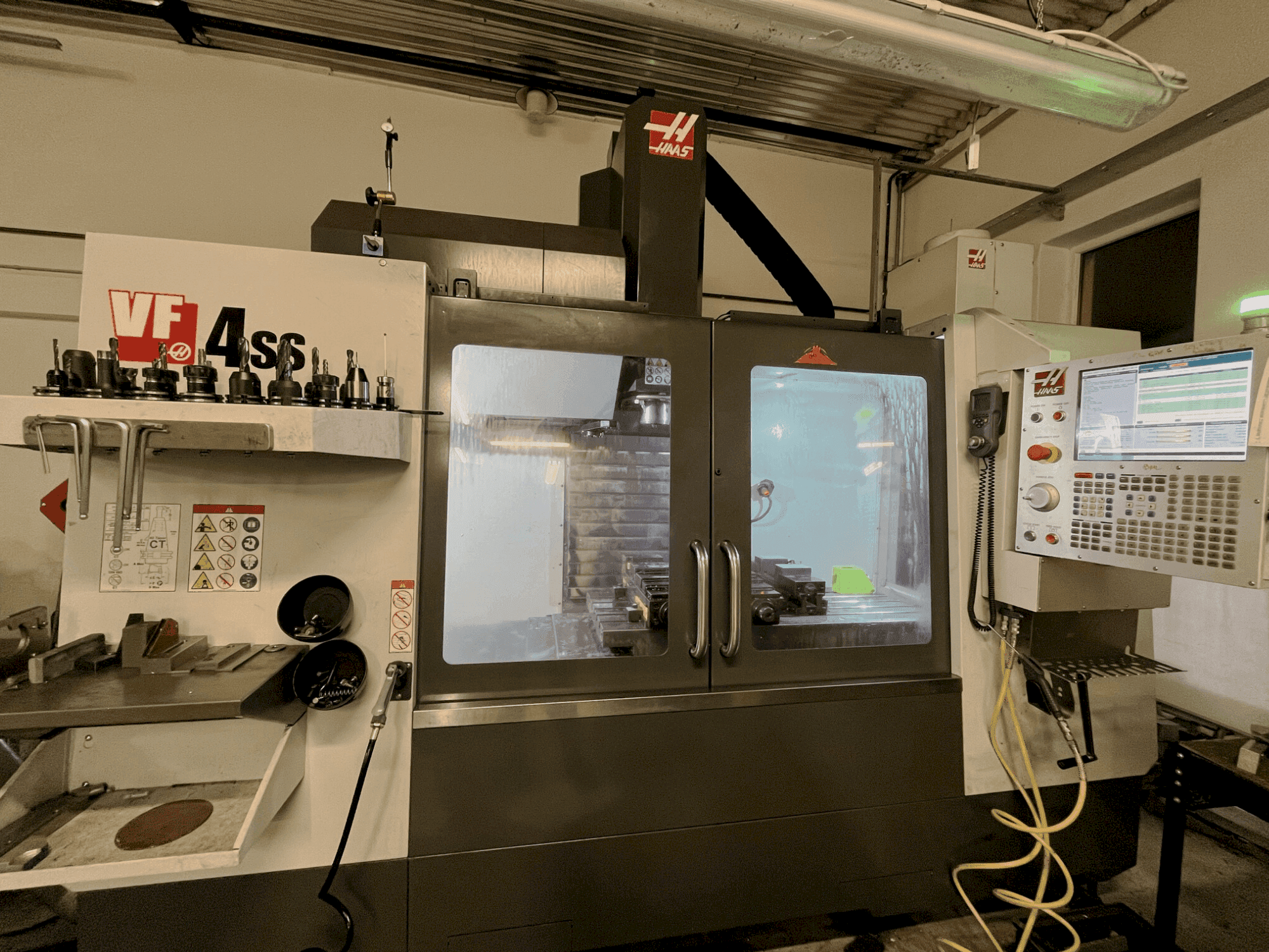 A HAAS VF4-SS gép elölnézete