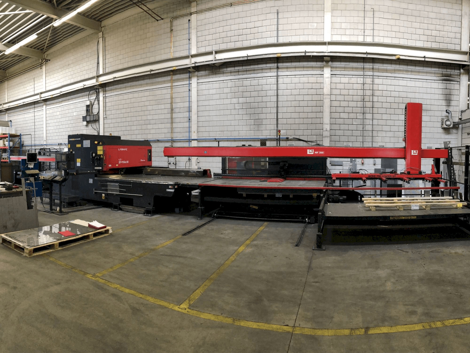 A AMADA LC2415 ALPHA III gép elölnézete