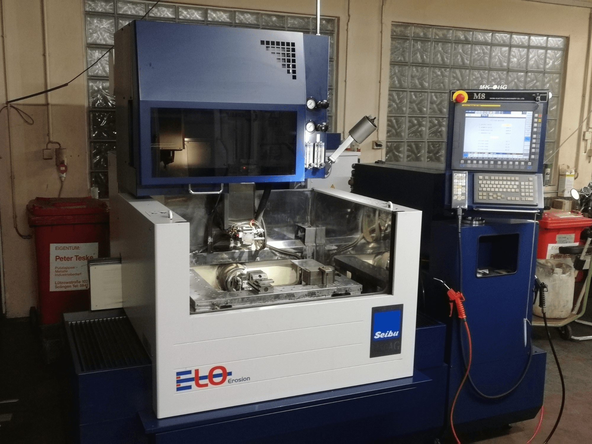 ELO Seibu eróziós gép elölről nézve, vezérlőpanel és látható munkaterület fém alkatrészekkel.