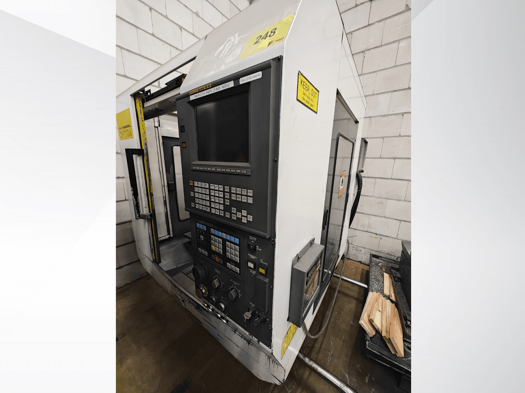 CNC-gép Nr 248-as modell, előlnézet, gombokkal és kijelzővel ellátott kezelőpanel, mellette fadarabok egy polcon.