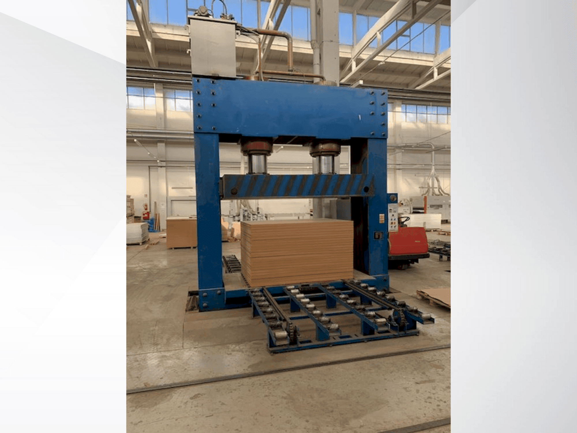 A LINYI JIANZHONG WOOD MACIHNERY JJC-CP gép elölnézete