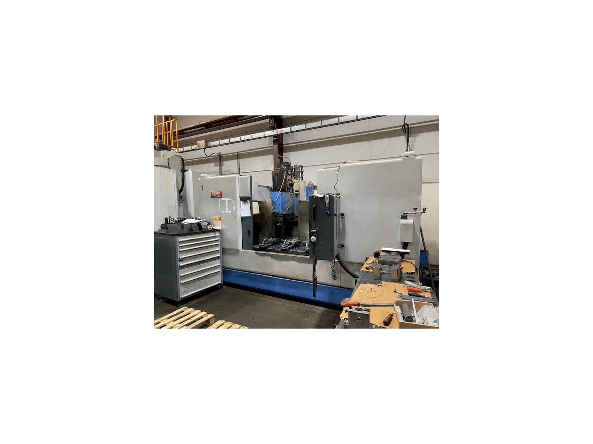 A Mazak VTC-20C gép elölnézete