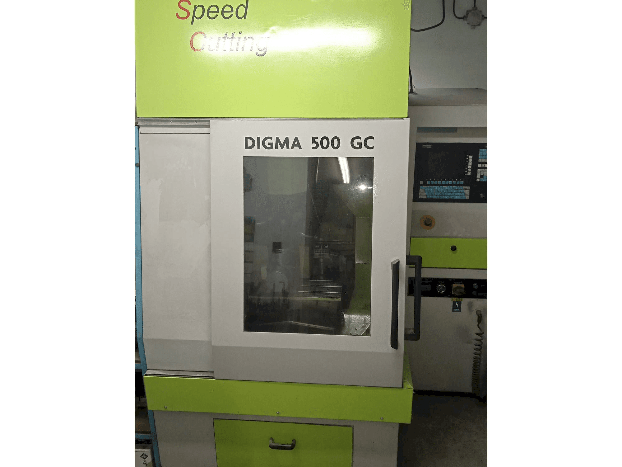 A Exeron Digma 500 GC 5AX gép elölnézete
