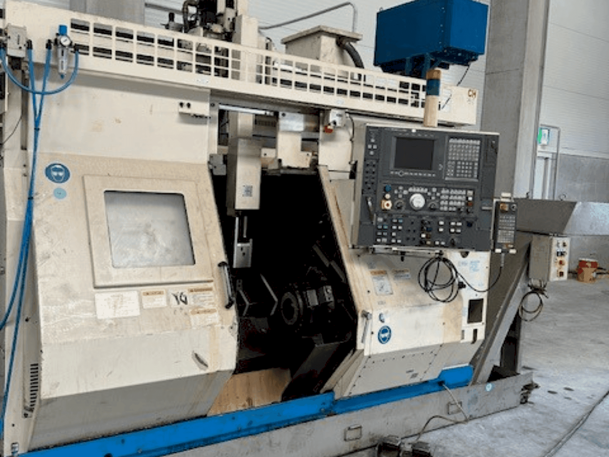 A Okuma LT10 gép elölnézete