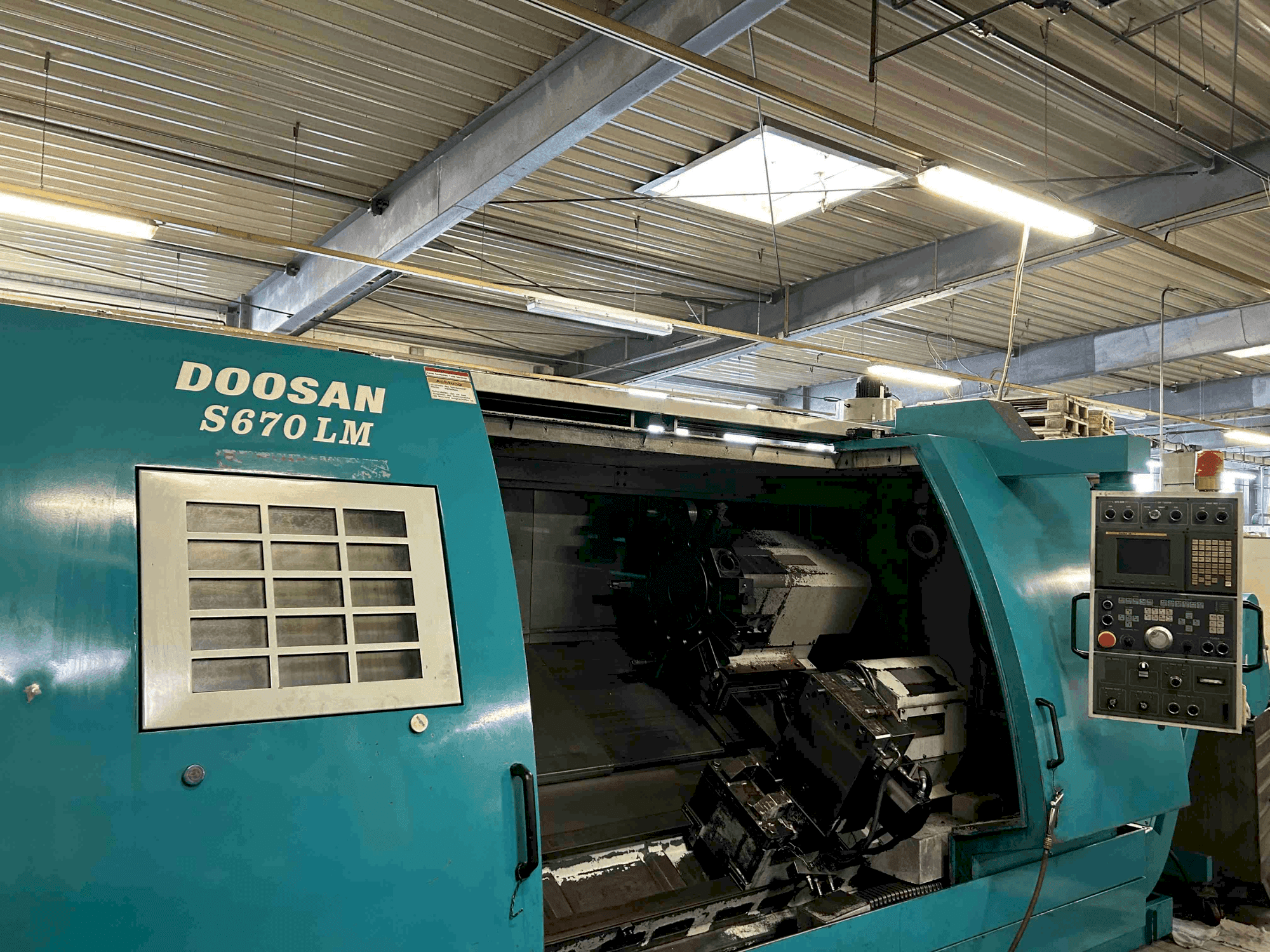 A DOOSAN S670 LM gép elölnézete