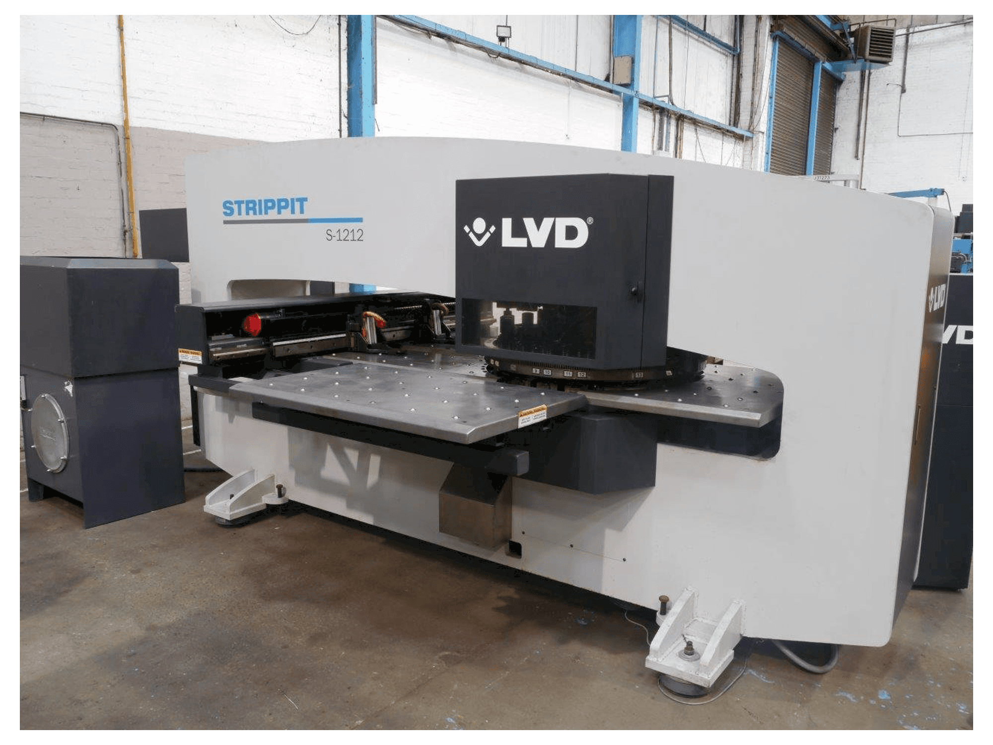 A LVD STRIPPIT S 1212 gép elölnézete