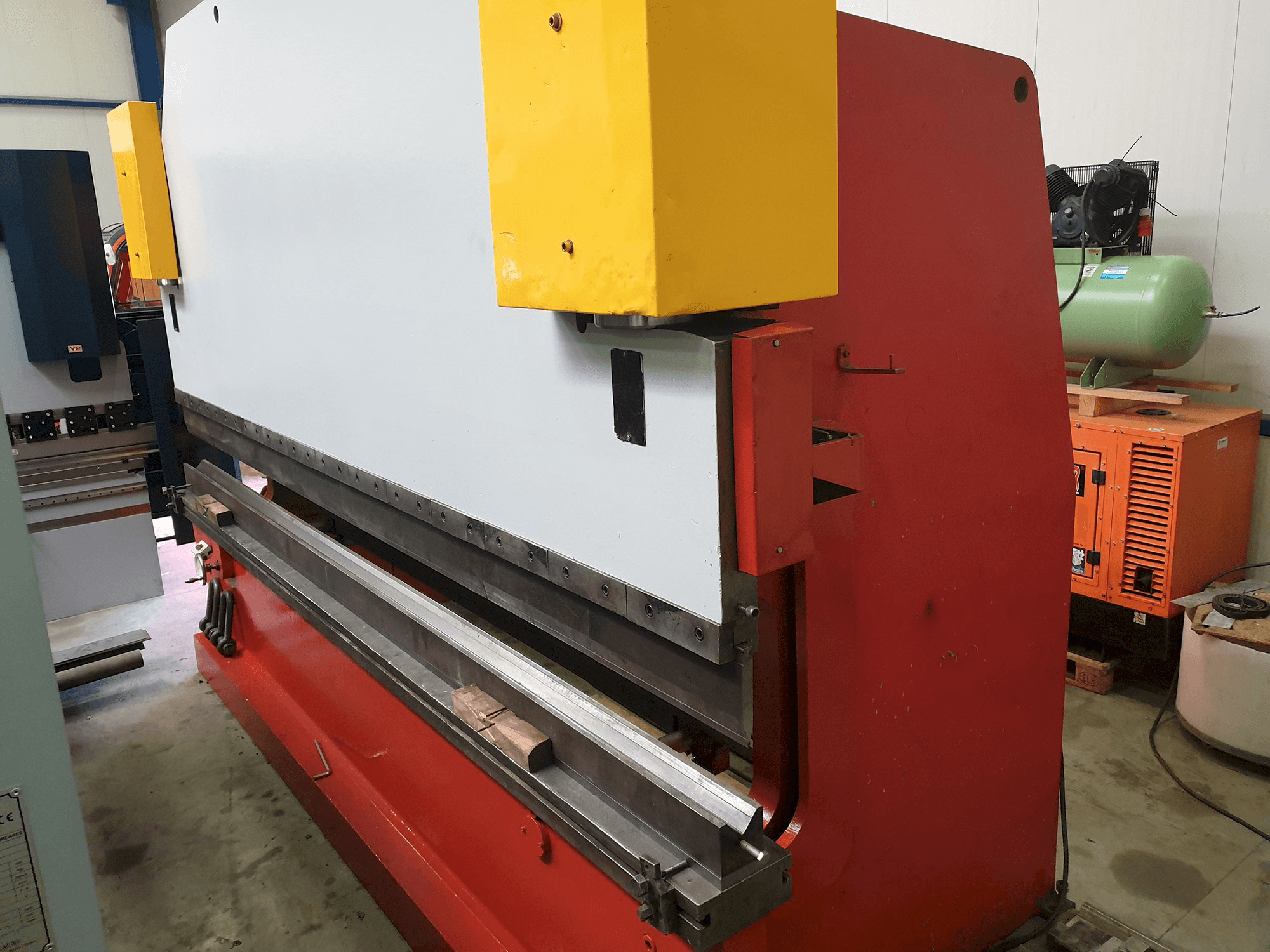 A Darley EHP 200 43/37 gép jobb nézete