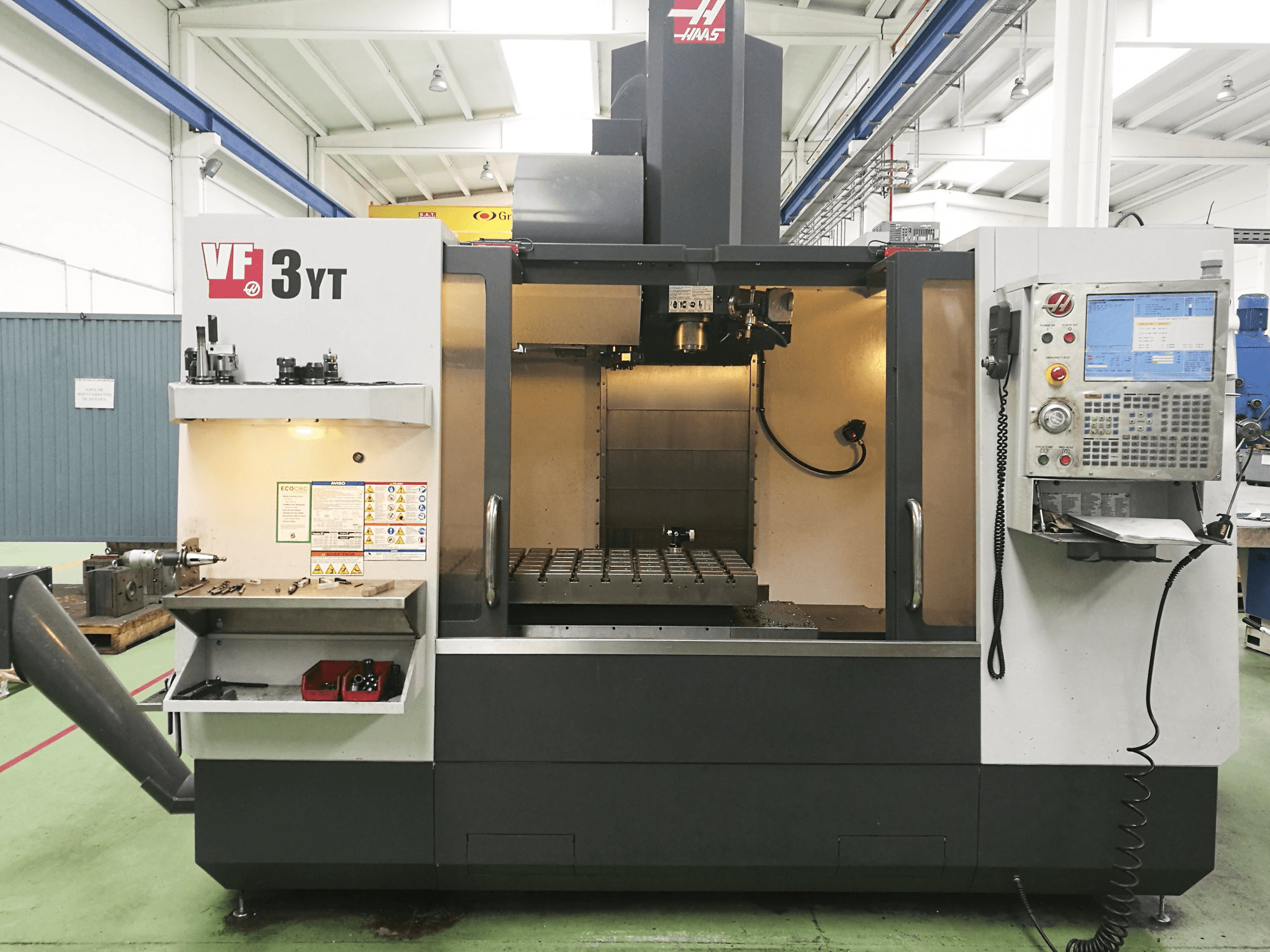 A HAAS VF-3YT gép elölnézete